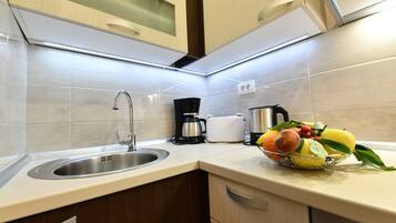 Jääkaappi, mikroaaltouuni, uuni, liesi