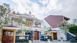 Un edificio tradicional con una entrada destacada, columnas y estatuas.