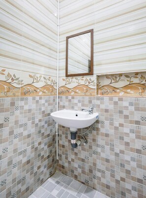 Deluxe Double Room | Bathroom | Shower - Collection O 3468 Ndalem Gusti Ayu (Depok)