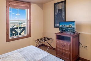 3 bedrooms, free WiFi, bed sheets - Steps From The Slopes Ski In Out Hot Tub Village (Cass)