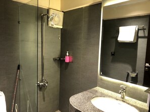 Dusche, Haartrockner, Handtücher, Seife