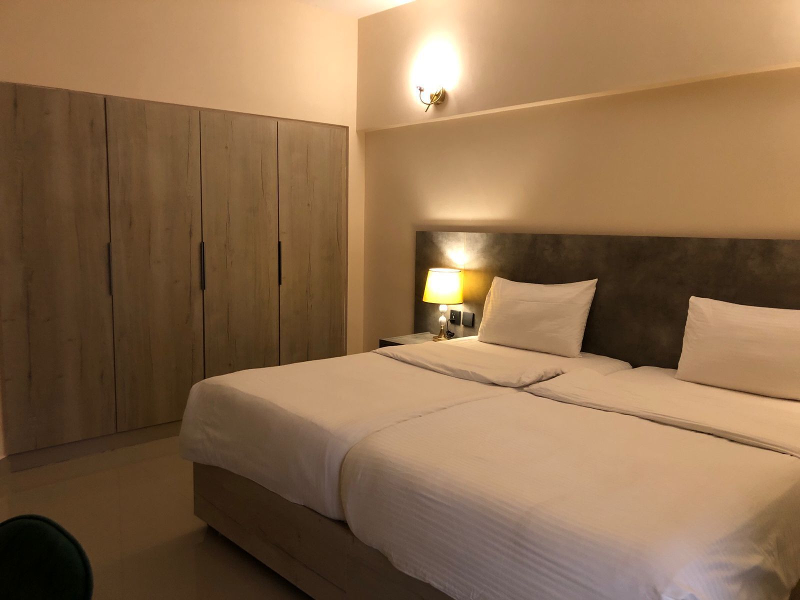 2 makuuhuonetta, tallelokero huoneessa, silitysrauta/-lauta