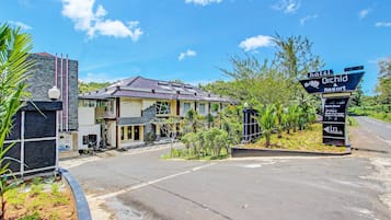 Vista frontal de la propiedad