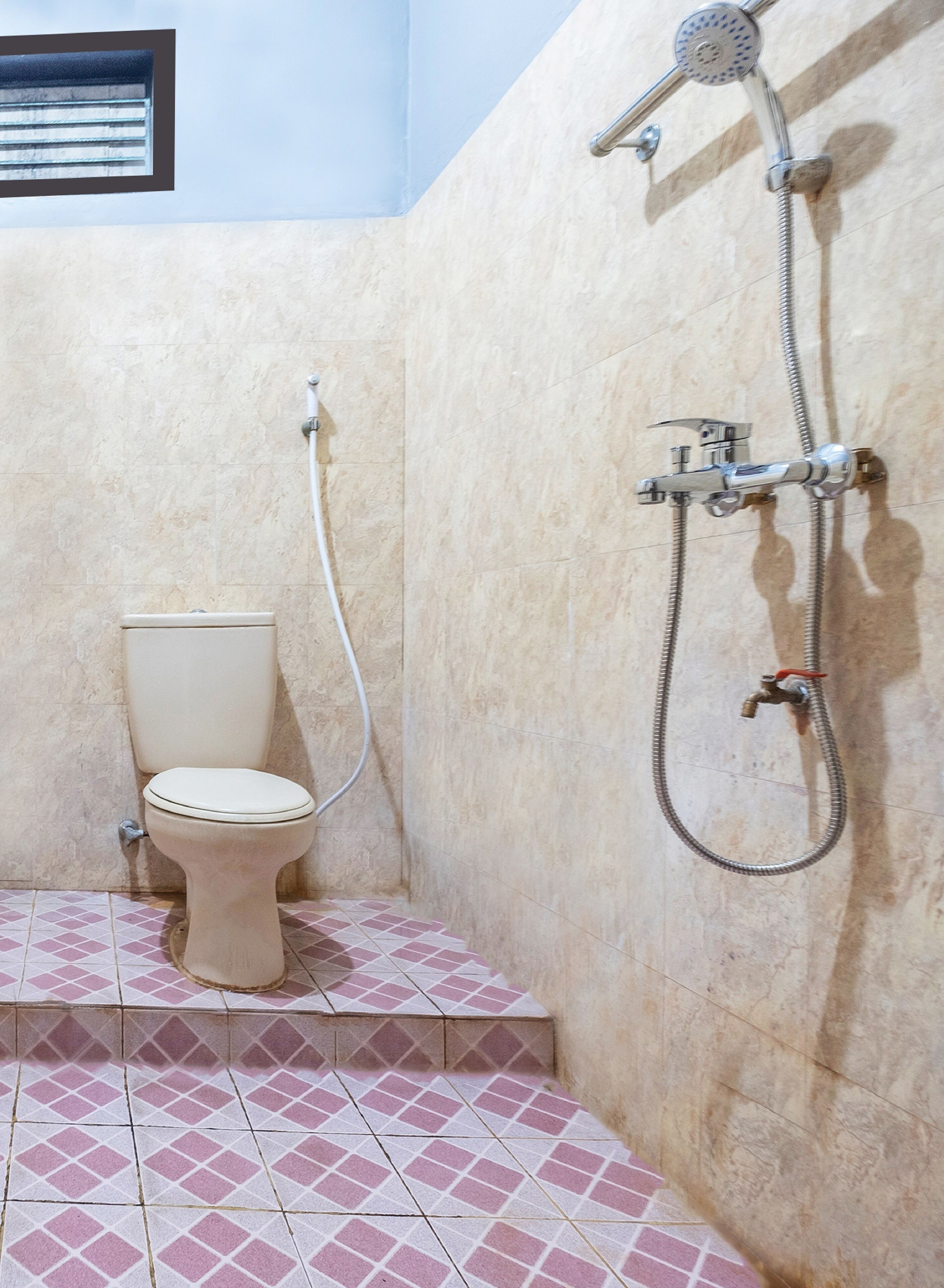 superior suite | bathroom | shower, shampoo