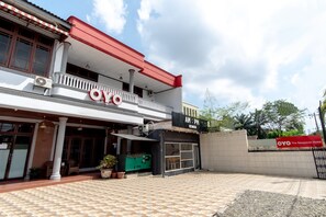 Front of property - OYO 2777 Sleepover Sei Serayu (Medan)