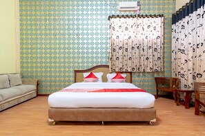 Studio Suite | Desk, soundproofing, free WiFi, bed sheets
