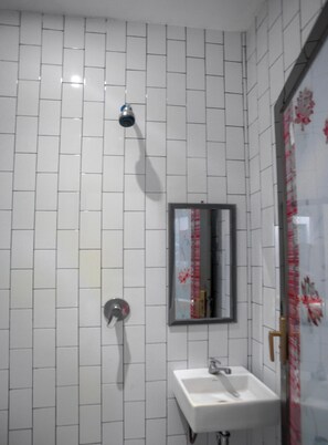 Standard Twin Room | Bathroom - Hotel O Point Inn (Jakarta)