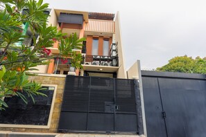 Front of property - Hotel O Point Inn (Jakarta)