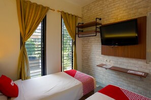 Quarto duplo standard | Espaço de trabalho para notebook, roupa de cama