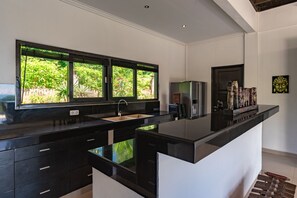 Geladeira, micro-ondas, fogão, chaleira elétrica