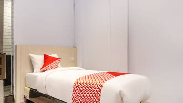 Kamar Single Standar | Meja kerja, ruang kerja ramah laptop, kedap suara, dan Wi-Fi gratis