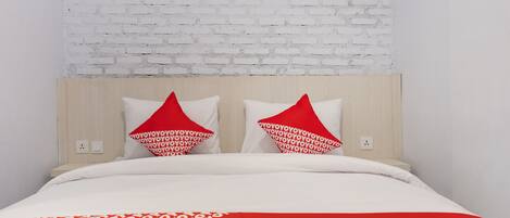 Standaard tweepersoonskamer | Een bureau, een laptopwerkplek, geluiddichte muren, gratis wifi