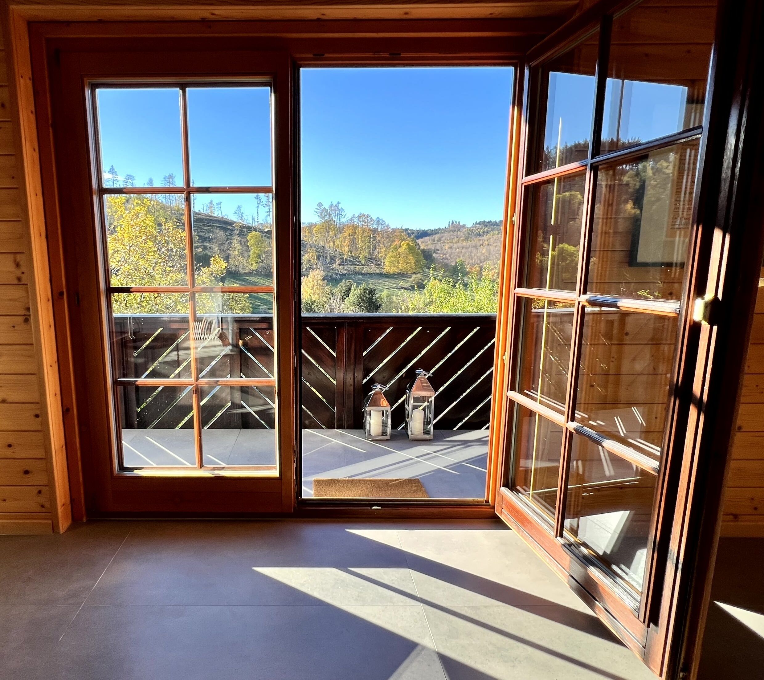 Ausblick Wohnbereich mit umlaufendem Balkon / View living area with balcony