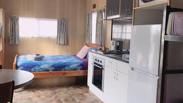 Family Cabin | 1 bedroom, desk, free WiFi, bed sheets
