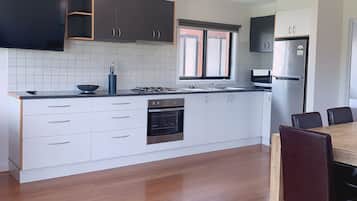 Superior Twin Room | Private kitchen | Full-sized fridge, microwave, stovetop, dishwasher