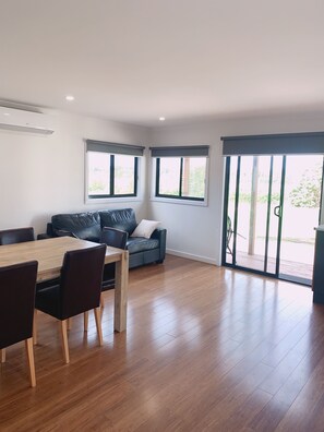 Escritorio, wifi gratis y ropa de cama 