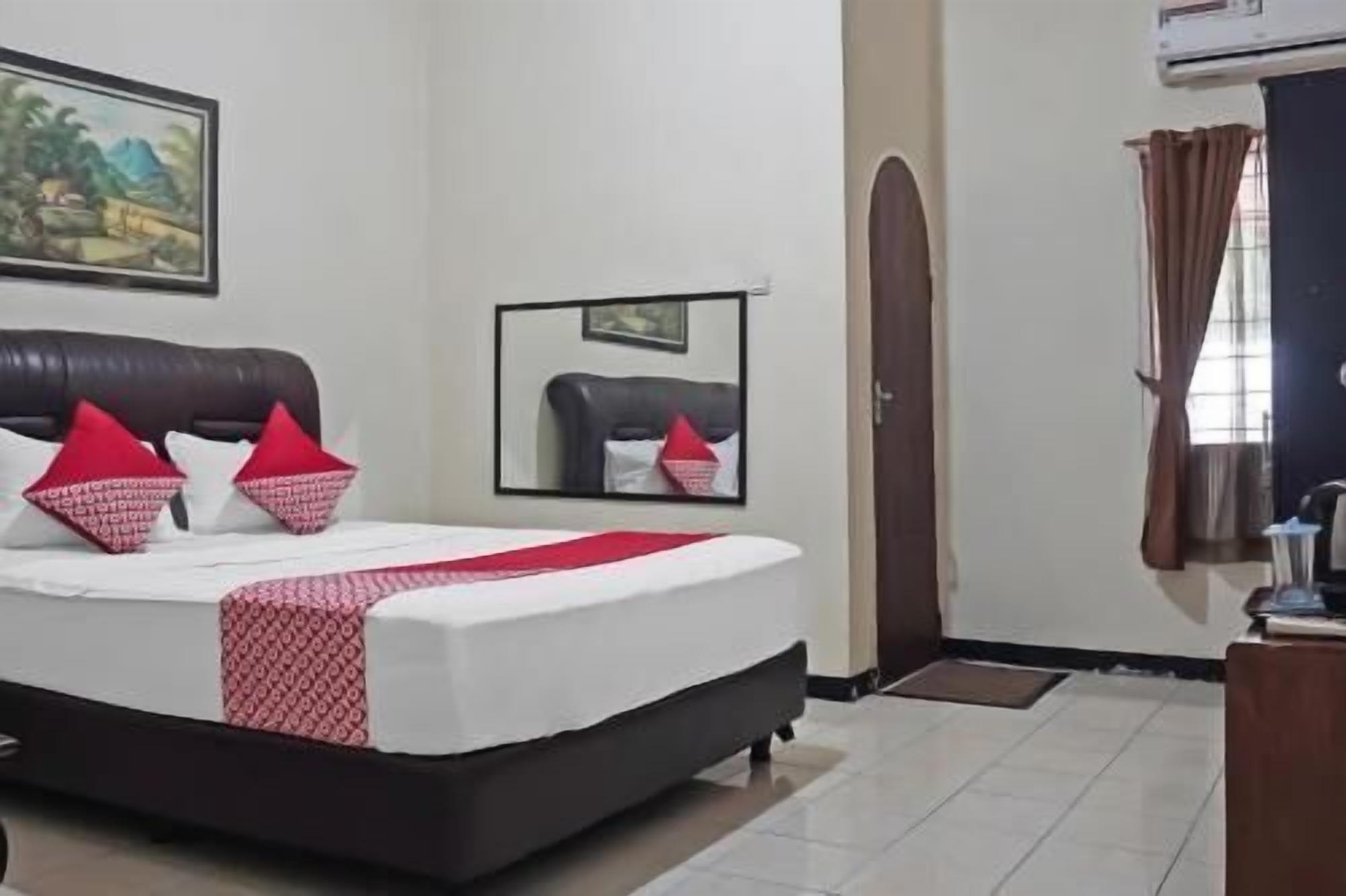 Desk, laptop workspace, free WiFi, bed sheets