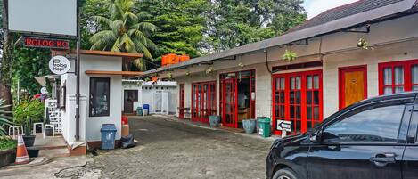 A building with red doors and a sign that reads "ROLOG KO".