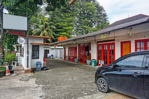 A building with red doors and a sign that reads "ROLOG KO".