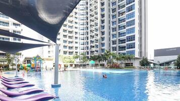2 outdoor pools