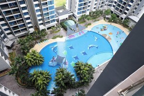 2 kolam renang terbuka 