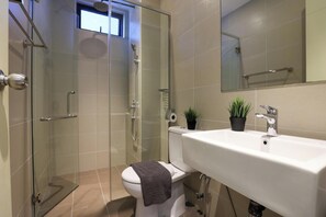 Basic Apartment | Bilik Mandi | Pancuran mandi, hulu semburan hidrourut, pengering rambut, bidet 