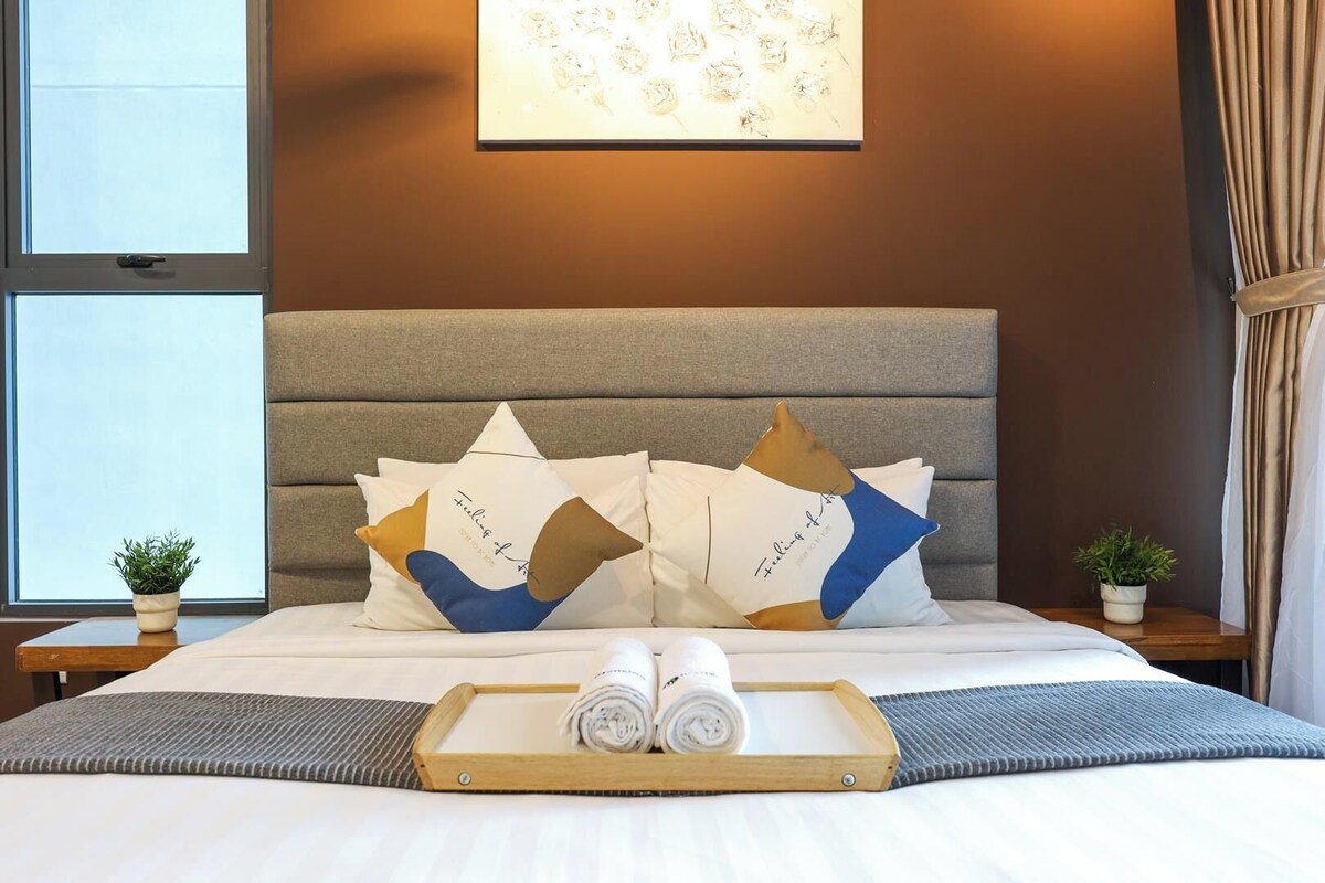 Family Apartment | Peralatan tempat tidur premium, meja, ruang kerja komputer riba 