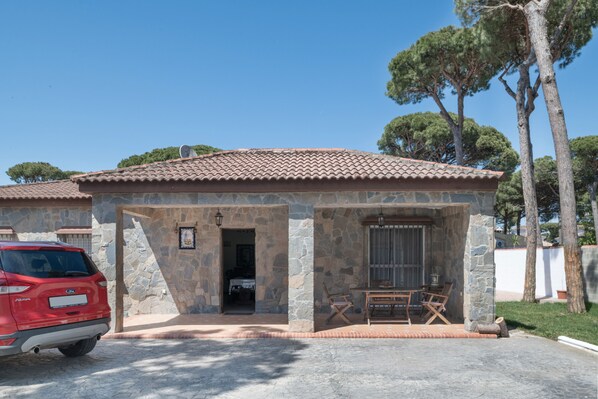 Exterior - Holiday Home "Chalet Los Paul" with Private Pool & Wi-Fi (Chiclana de la Frontera)