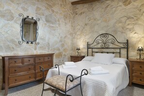 Tabla de planchar con plancha, wifi gratis y ropa de cama 