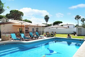 Pool - Holiday Home "Chalet Los Paul" with Private Pool & Wi-Fi (Chiclana de la Frontera)