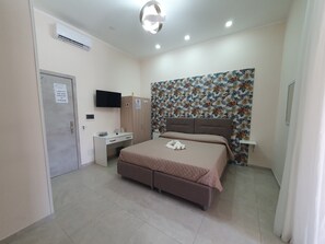 Habitación cuádruple de lujo | Caja de seguridad en la habitación, muebles diferentes y escritorio 