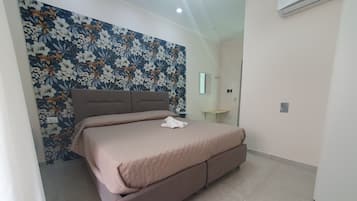 Basic-Doppelzimmer | Zimmersafe, individuell eingerichtet, Schreibtisch