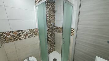 Premium-Vierbettzimmer | Badezimmer