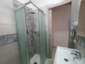 Deluxe Double Room | Bathroom | Shower, free toiletries, hair dryer, bidet - Nazionale Dream 2 (Naples)