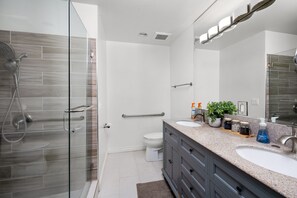 Douche, sèche-cheveux, serviettes fournies, savon