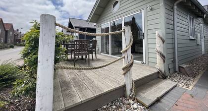 Beach House "Just Beachy" Pool, Gym, Pet Friendly, close to Beach, WiFi, Netflix