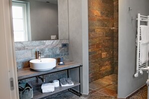 Habitación doble Deluxe | Baño | Regadera, regadera tipo lluvia, amenidades de baño gratuitas