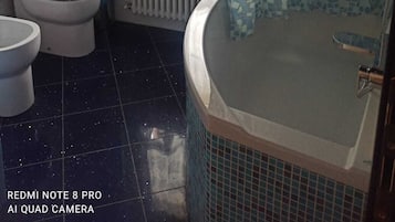 Bathtub, towels