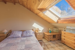 1 habitación, tabla de planchar con plancha, wifi gratis y ropa de cama