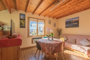 Dining - Holiday Apartment "Vacances La Montagne" with Mountain View and Wi-Fi (Saint-Julien-en-Champsaur)
