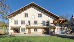 Un immeuble de deux étages doté d’un balcon, d’un garage et d’une pelouse bien entretenue.