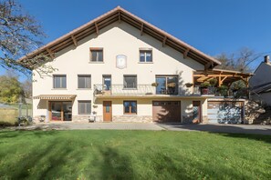 Exterior - Holiday Apartment "Vacances La Montagne" with Mountain View and Wi-Fi (Saint-Julien-en-Champsaur)