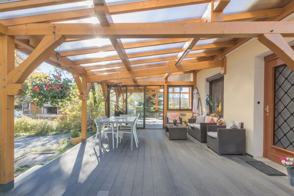 Outdoor dining - Holiday Apartment "Vacances La Montagne" with Mountain View & Wi-Fi (Saint-Julien-en-Champsaur)