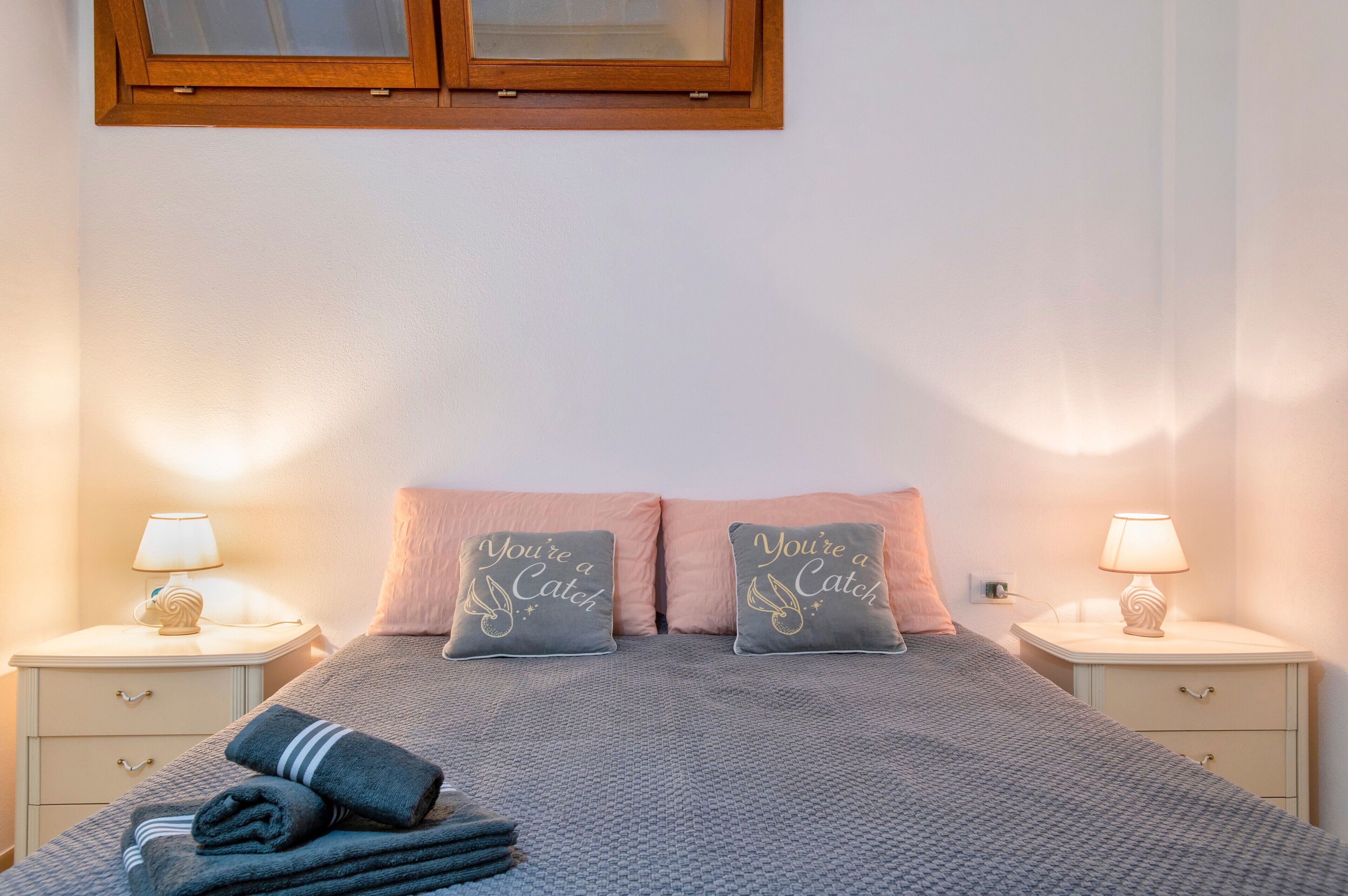 2 habitaciones, tabla de planchar con plancha y ropa de cama 