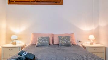 2 habitaciones, tabla de planchar con plancha y ropa de cama