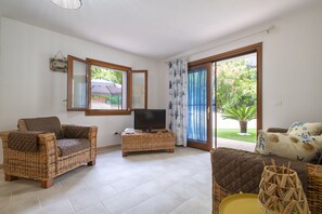 TV - Apartment "Soleluna" with Shared Pool & A/C (Castelsardo)