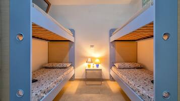 2 soverom, strykejern/-brett og sengetøy