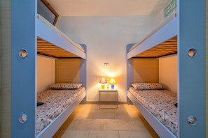 2 chambres, fer et planche à repasser, draps fournis