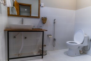 Quarto casal luxo | Banheiro | Chuveiro, chinelos, toalhas de banho, sabonete
