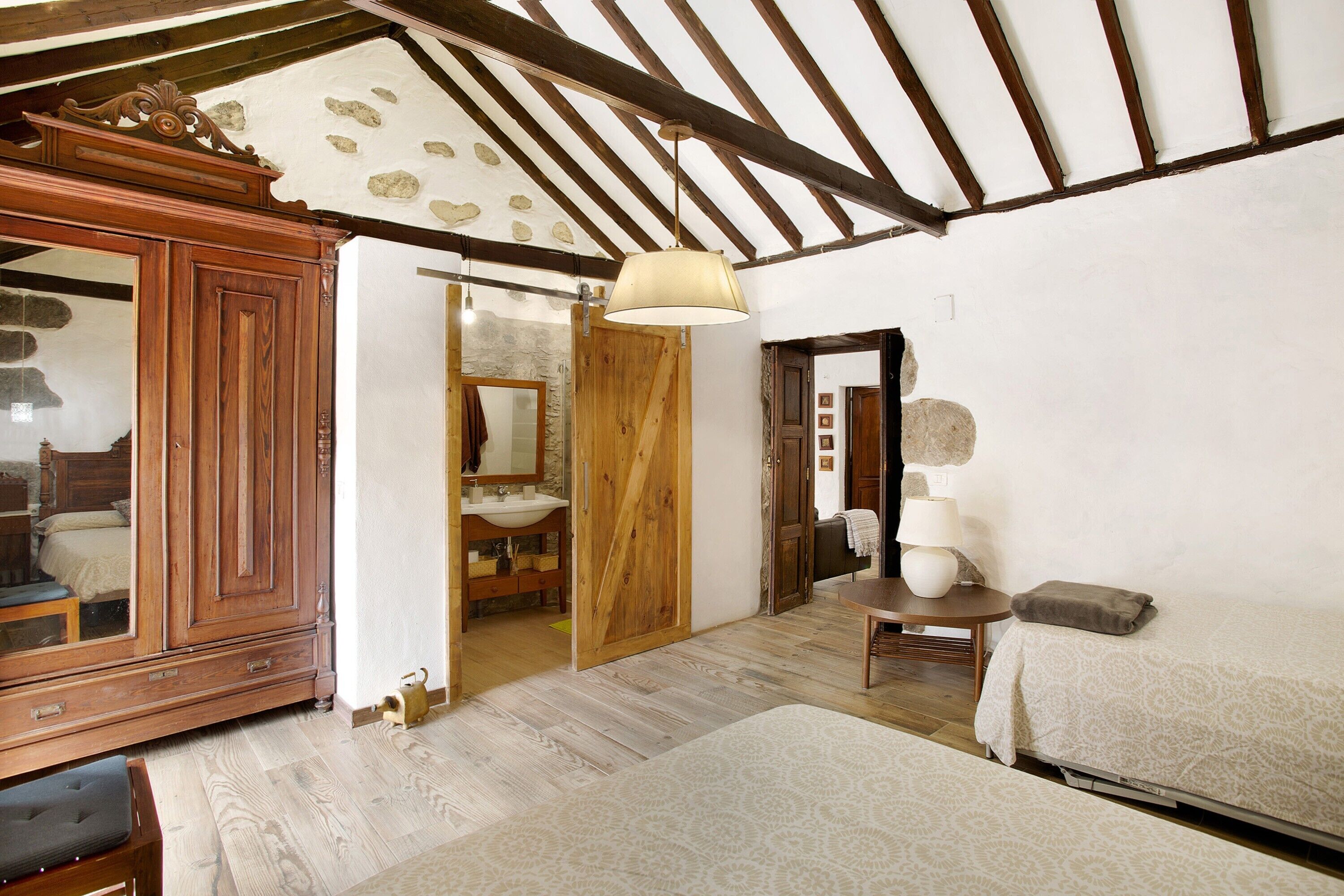 2 slaapkamers, een strijkplank/strijkijzer, gratis wifi, beddengoed